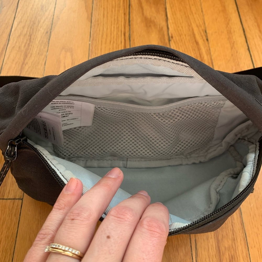 FJÄLLRÄVEN Black Crossbody Bag - Picture 4 of 4